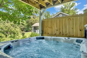 Outdoor spa tub - Kelly Kove - Beach Area Sleeps 14, Private Dock, Pet Friendly (Penhook)