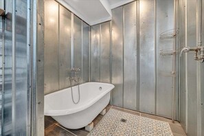 Chuveiro, secador de cabelo, toalhas de banho