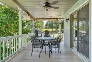 Outdoor dining - Kelly Kove - Beach Area Sleeps 14, Private Dock, Pet Friendly (Penhook)