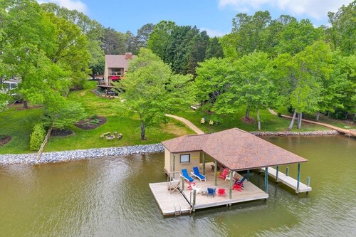 Dancing Water - Sleeps 10, Private dock, Game Room & Hot Tub