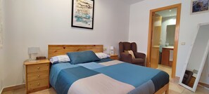3 bedrooms, desk, iron/ironing board, travel crib
