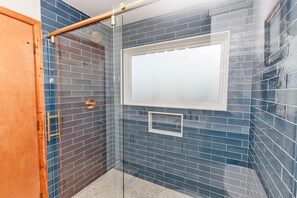 Shower, towels - Oceanside, Close to Beach and Shopping! -  WW921, Sea 5 (Corolla)