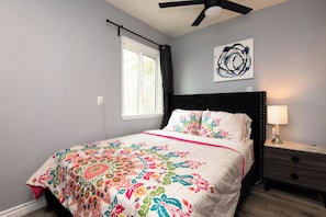 3 bedrooms, iron/ironing board, WiFi, bed sheets - Charming 3BR  with Complimentary Parking Onsite (Los Angeles)