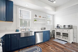 Fridge, microwave, oven, stovetop - Your newest Coastal Escape (Galveston)