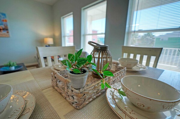 Two-Bedroom | Ruang makan
