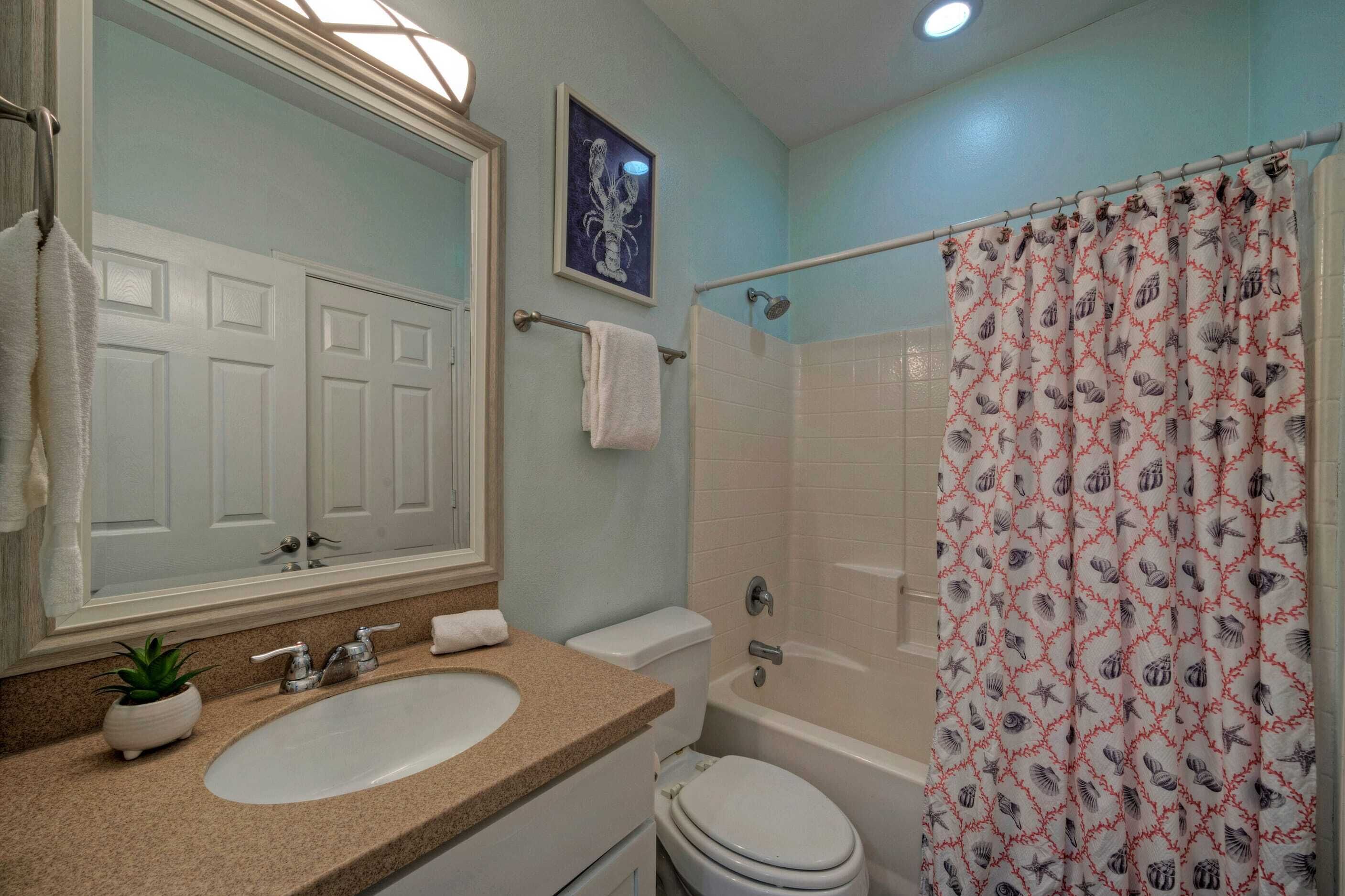 Une salle de bain avec un lavabo, des toilettes et une baignoire.