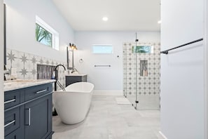 Shower, hair dryer, towels - Cottage at Kempner Park | Pet-Friendly Modern Home w/ Backyard (Galveston)
