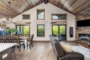 Smart-TV, Kamin, DVD-Player