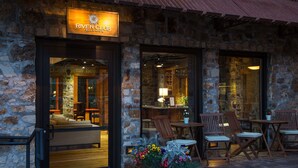 Outdoor dining - Alpine Lodging Telluride Ski Resort (Telluride)