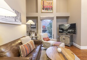 Condo, 2 chambres | Aire de séjour