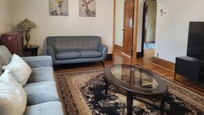 Family Apartment | Living area - 5 Beds 2 Bathroom Appartment (Cambridge)