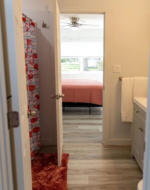 3 bedrooms, WiFi, bed sheets - LakePointe Shores #6 Charming cottage with tons of natural light in Madison (Madison)