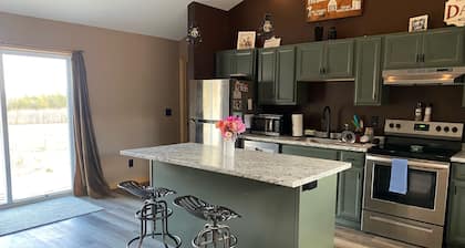 Connect with nature - quiet and peaceful modern ranch in Eastbrook
