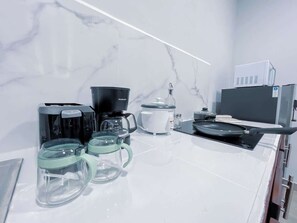 Køleskab, mikrobølgeovn, kogeplade, kaffe-/temaskine