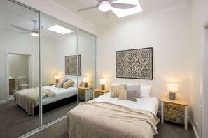 3 Schlafzimmer, Schreibtisch, Bügeleisen/Bügelbrett, Reisekinderbett