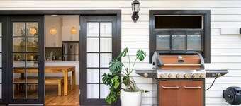 Hamilton Hideaway Pet Friendly near Eateries and Entertainment