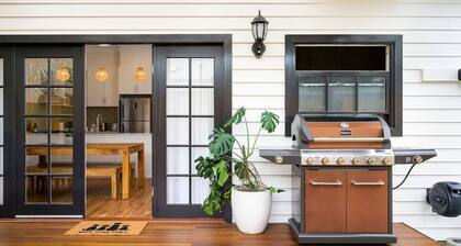 Hamilton Hideaway Pet Friendly near Eateries and Entertainment