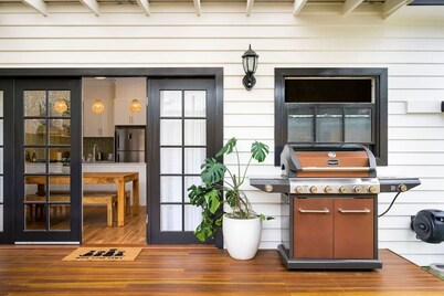 Hamilton Hideaway Pet Friendly near Eateries and Entertainment