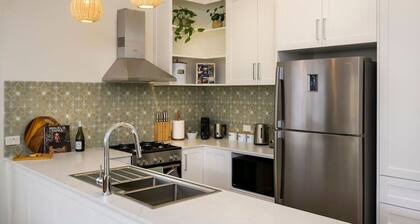 Hamilton Hideaway Pet Friendly near Eateries and Entertainment