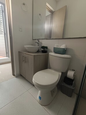 Haartrockner, Handtücher, Seife, Toilettenpapier