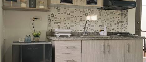 Een koelkast, een magnetron, een koffiezetapparaat/waterkoker