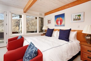 Khu vực làm việc phù hợp cho laptop, bàn ủi/dụng cụ ủi quần áo 