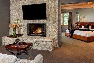 Espacio para trabajar con laptop y tabla de planchar con plancha 