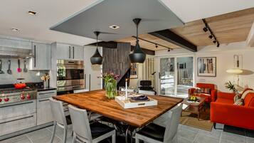 Condo, 2 Bedrooms | Dining