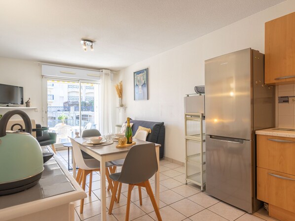 Fridge, cookware/dishes/utensils