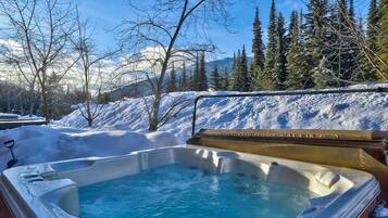Condo, 3 Bedrooms | Outdoor spa tub