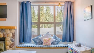 Condo, 3 Bedrooms | Living area