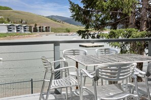 Outdoor dining - Lakefront/Sauna/Game Room/10 Min to Keystone/20 Min to Breck/Walk toAmphitheater (Dillon)