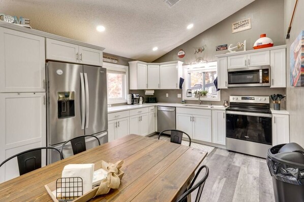 Refrigerador, microondas, horno, placa de cocina