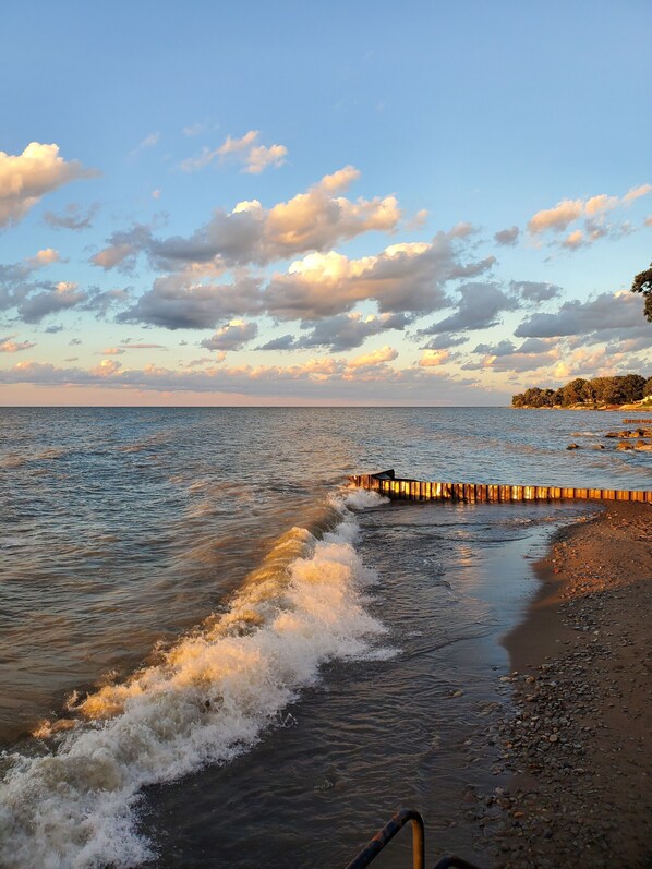 Beach nearby - LakePointe Shores # 7 Welcoming 3-bedroom cottage in Madison on the Lake (Madison)