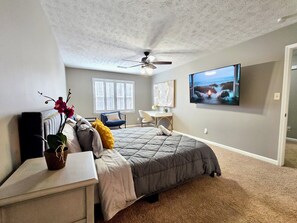 3 bedrooms, WiFi, bed sheets - Elegant 3-Bedroom Home w/ Private Fenced Backyard (Lawrenceville)