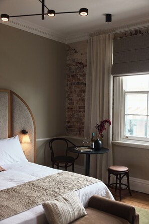 Minibar, free WiFi, bed sheets