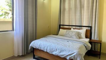 2 soveværelser, skrivebord, strygejern/strygebræt, weekendseng