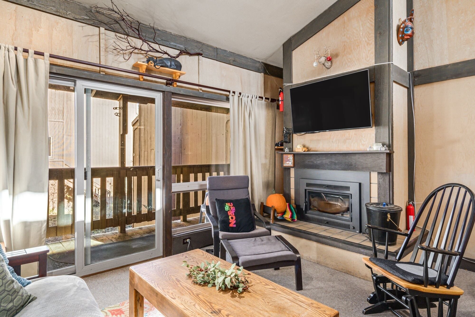 Condo, 2 habitaciones | Área de sala de estar | Smart TV 