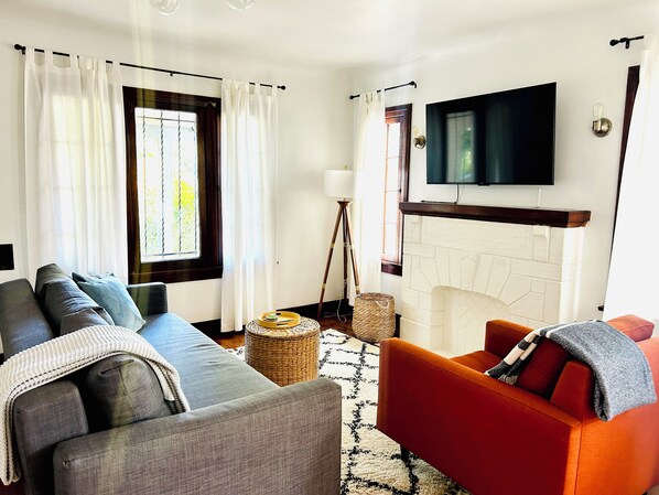 Living area - Charming 1-bedroom house in lovely Mid-City Los Angeles (Los Angeles)