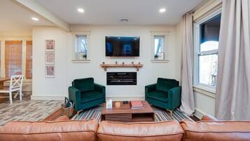 Smart-TV, Kamin, Arbeitsbereiche