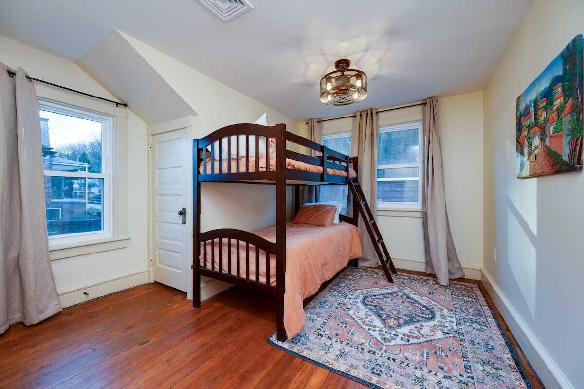 5 bedrooms, desk, iron/ironing board, WiFi