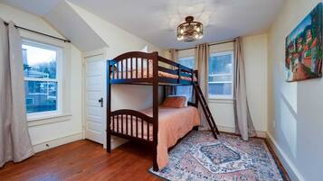 5 bedrooms, desk, iron/ironing board, WiFi