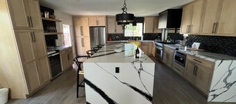 Chic 2-Bedroom Apartment with Fitness Room and WiFi in Vibrant Los Angeles