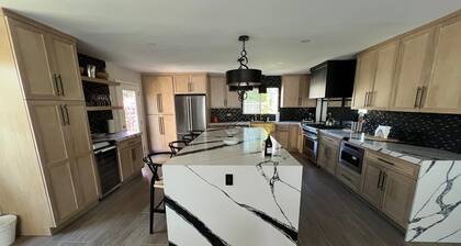 Chic 2-Bedroom Apartment with Fitness Room and WiFi in Vibrant Los Angeles