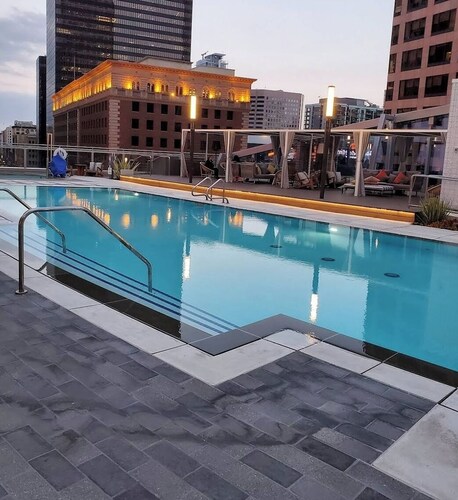 Comfortable 3-BR Apt with Pool/Spa, & Rooftop Deck with great Views