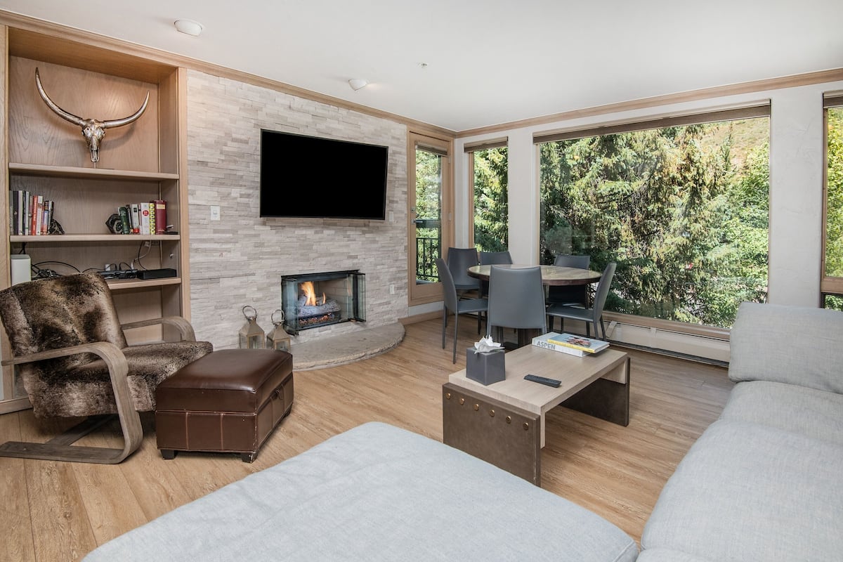 Condo, 2 Bedrooms | Living area