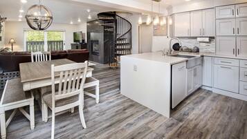 Condo, 3 Bedrooms | Interior