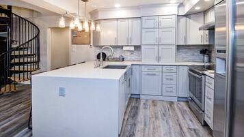 Condo, 3 Bedrooms | Private kitchen