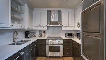 Condo, 4 Bedrooms | Private kitchen