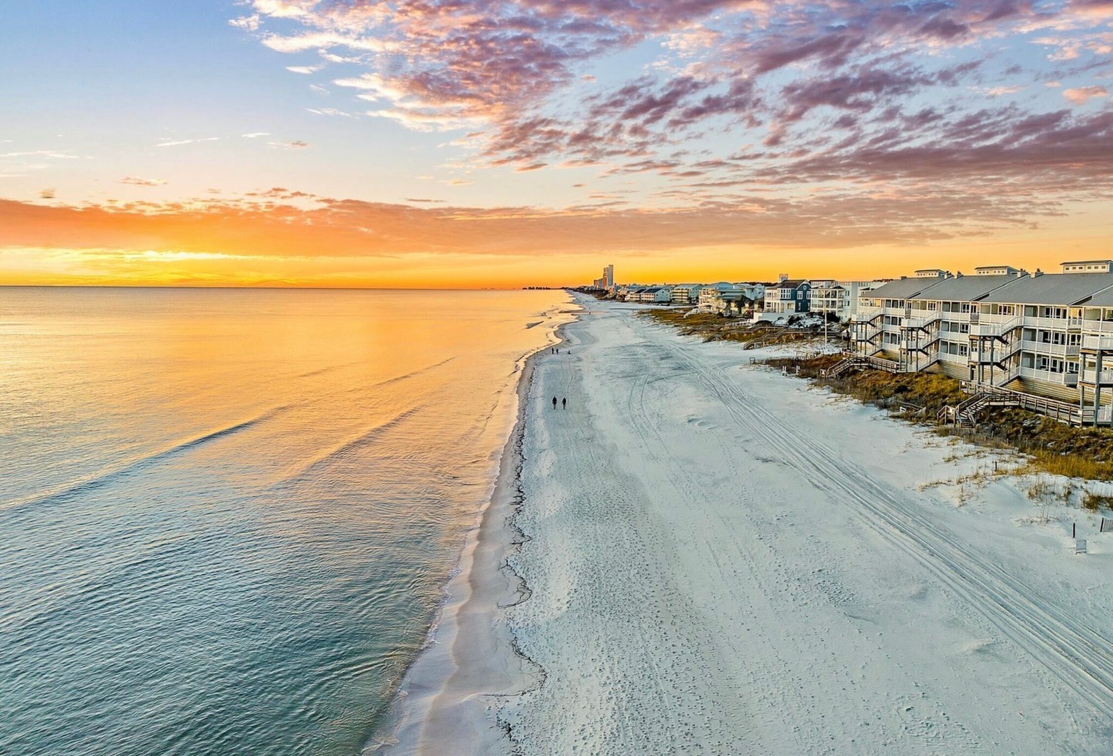På stranden, solstolar och strandhanddukar
